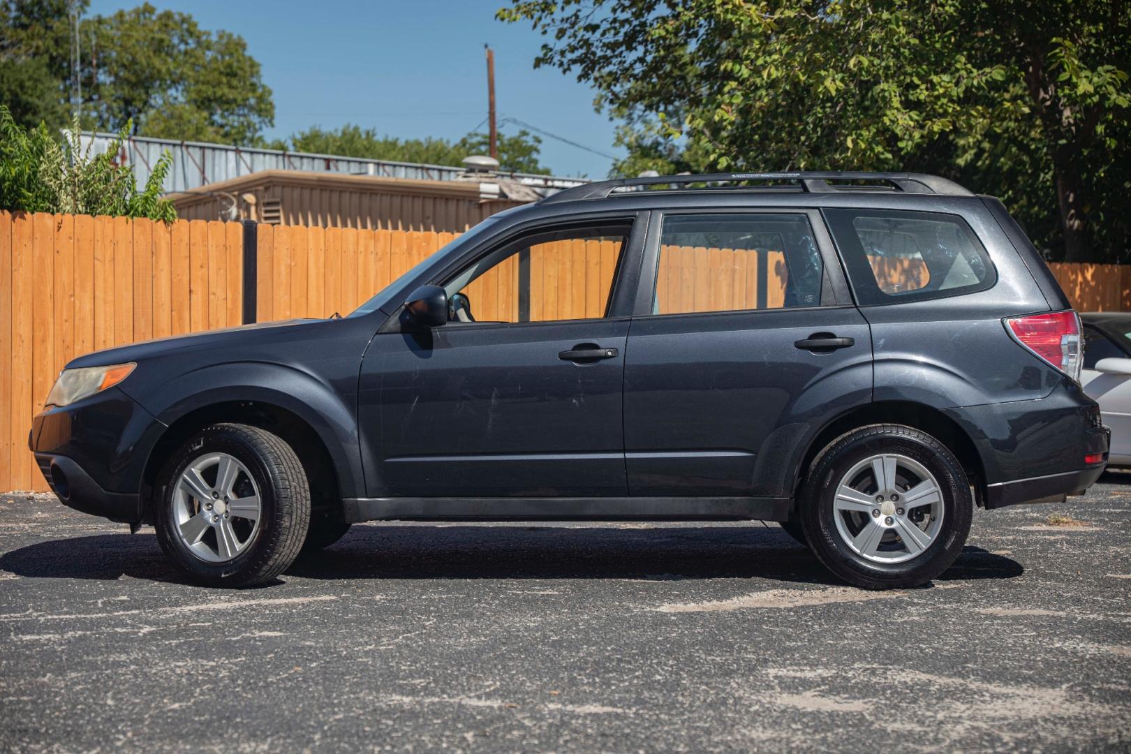 2012 GRAY SUBARU FORESTER 2.5X (JF2SHABC1CH) with an 2.5L H4 SOHC 16V engine, 4-SPEED AUTOMATIC transmission, located at 420 E. Kingsbury St., Seguin, TX, 78155, (830) 401-0495, 29.581060, -97.961647 - Photo#6